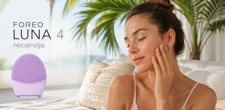Foreo Luna 4 - Mlada žena s blistavim tenom nježno dodiruje svoje lice u opuštajućem ambijentu s palmama u pozadini.