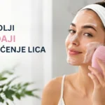 Najbolje uređaji za čišćenje lica. Žena koristi četkicu za čišćenje lica tijekom svakodnevne rutine njege kože