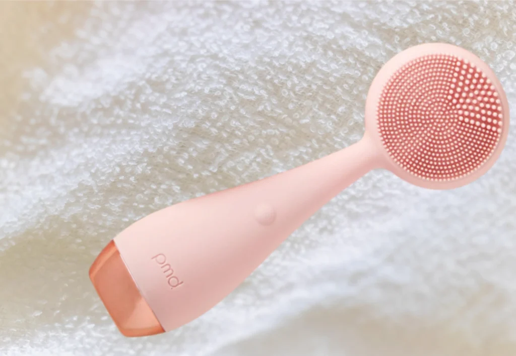 PMD Clean Pro uređaj za čišćenje lica s silikonskom površinom i SonicGlow tehnologijom.