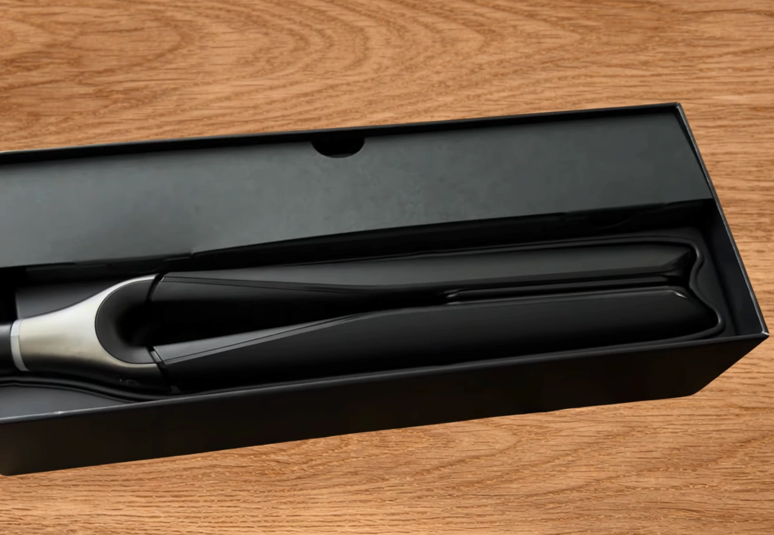 ghd Chronos pegla za kosu u originalnom pakiranju.